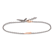 Carica l'immagine nel visualizzatore di Gallery, BRACCIALE UOMO IN TITANIO CON CORNETTO E MOSCHETTONE IN ORO ROSSO 9 KT