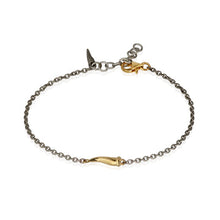 Carica l'immagine nel visualizzatore di Gallery, BRACCIALE UOMO IN TITANIO CON CORNETTO E MOSCHETTONE IN ORO ROSSO 9 KT