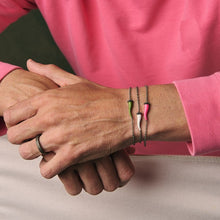 Carica l'immagine nel visualizzatore di Gallery, BRACCIALE CHARMS CON CORNETTO SMALTATO BIANCO IN TITANIO, 5 BLACK E CATENA