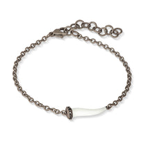 Carica l'immagine nel visualizzatore di Gallery, BRACCIALE CHARMS CON CORNETTO SMALTATO BIANCO IN TITANIO, 5 BLACK E CATENA