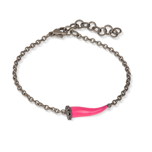 MANO J. BRACCIALE CHARMS CON CORNETTO SMALTATO FUCSIA IN TITANIO, 5 BLACK E CATENA