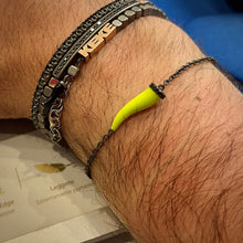 Carica l'immagine nel visualizzatore di Gallery, BRACCIALE CHARMS CON CORNETTO SMALTATO GIALLO FLUO IN TITANIO, 5 BLACK E CATENA