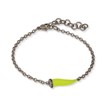 Carica l'immagine nel visualizzatore di Gallery, BRACCIALE CHARMS CON CORNETTO SMALTATO GIALLO FLUO IN TITANIO, 5 BLACK E CATENA