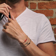 Carica l'immagine nel visualizzatore di Gallery, BRACCIALE CHARMS CON CORNETTO IN TITANIO, 5 BLACK E CATENA