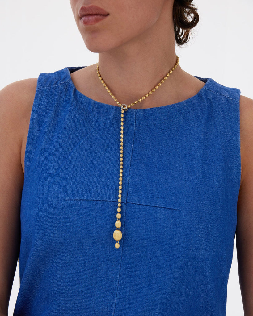 Collana iconica "IVY" slim convertibile con boules in oro giallo incise a mano e diamanti (corta)